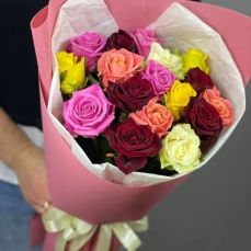 Букет 15 різнокольорових троянд