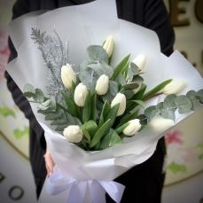 Букет 11 білих тюльпанів з евкаліптом